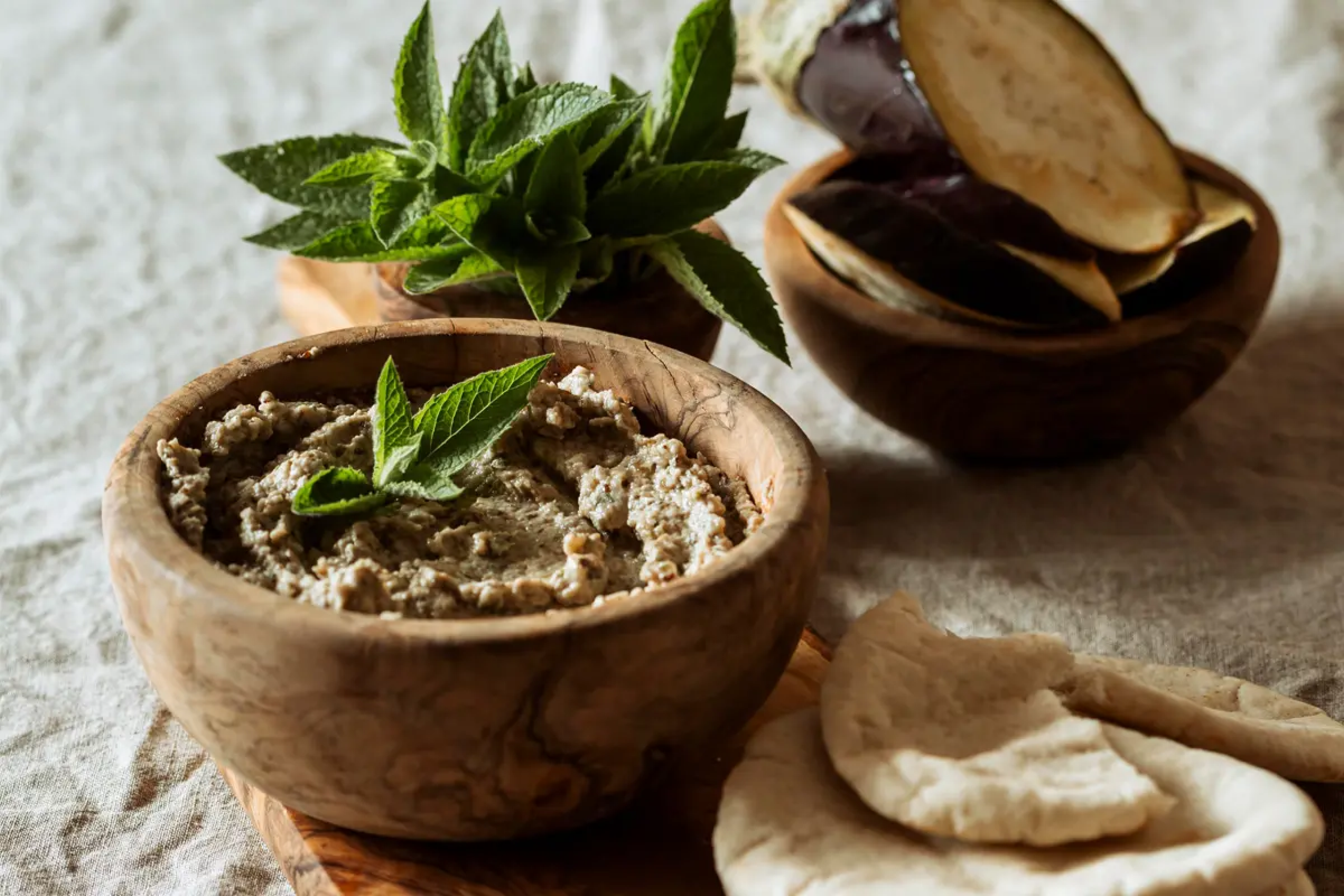 Baba ganoush – füstös ízű libanoni padlizsánkrém tahinivel és olívaolajjal tálalva