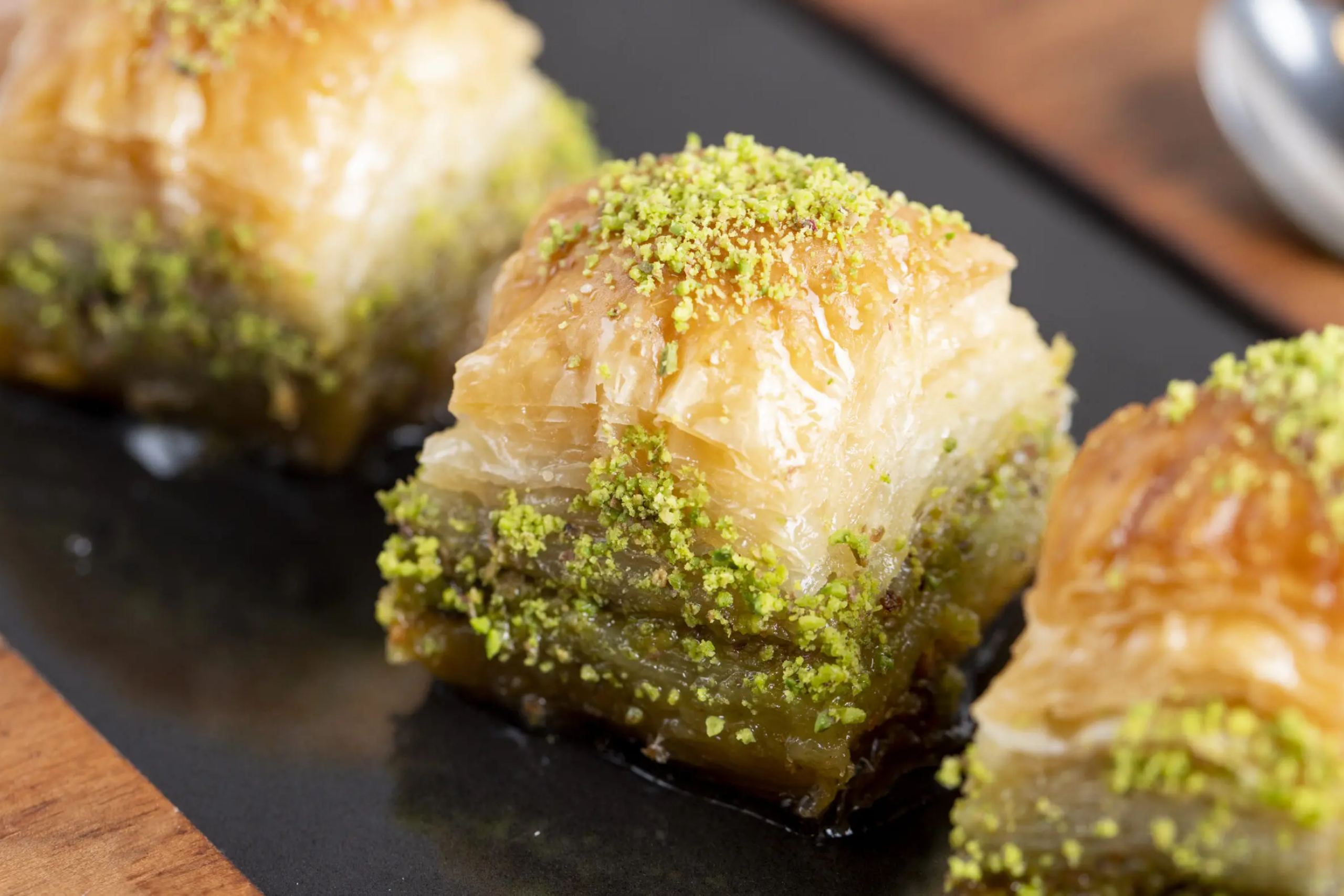 Hagyományos diós baklava réteslapokkal, aranybarna sült vajjal és mézes sziruppal leöntve