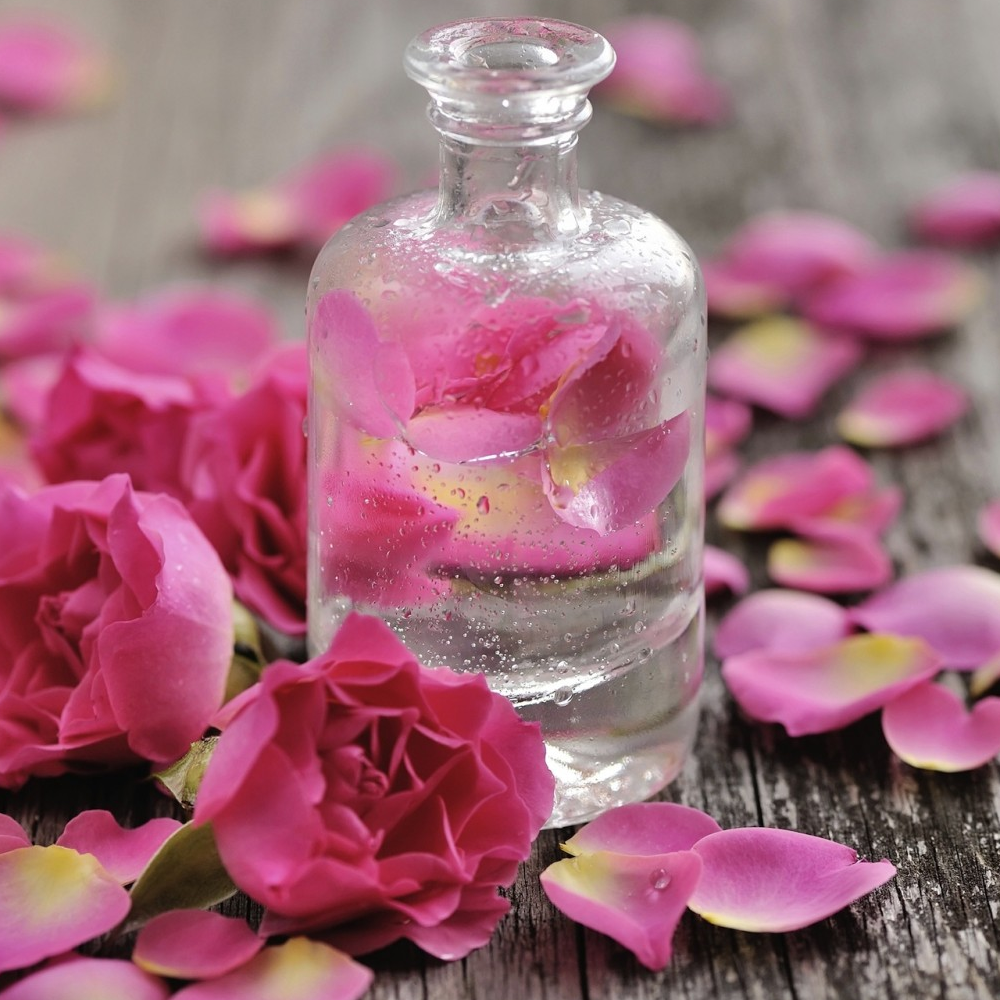 Rózsavíz 3 szerepben: szépség, hagyomány és édesség