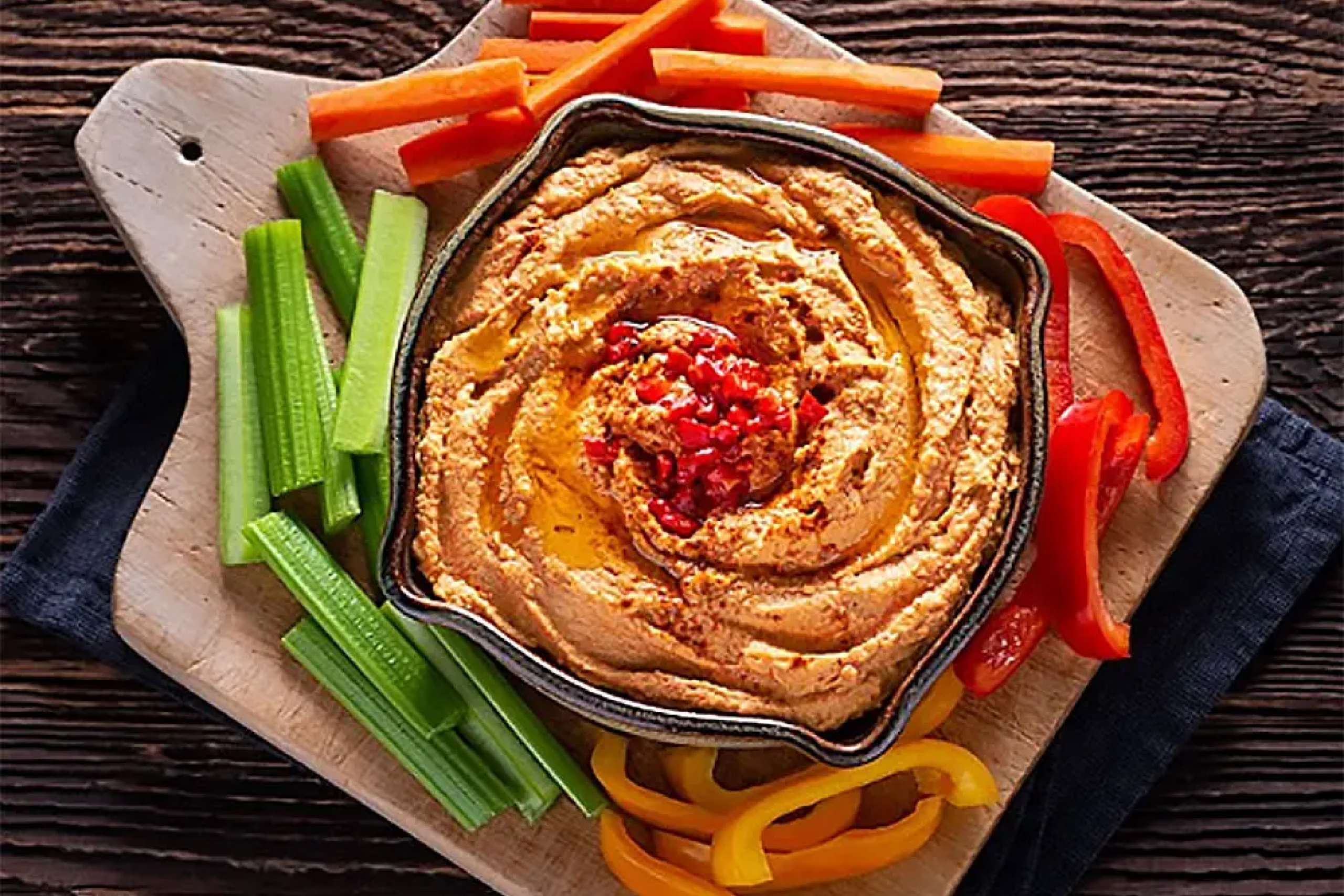 Muhammara – közel-keleti sült paprikás diókrém, olívaolajjal és gránátalma sziruppal tálalva