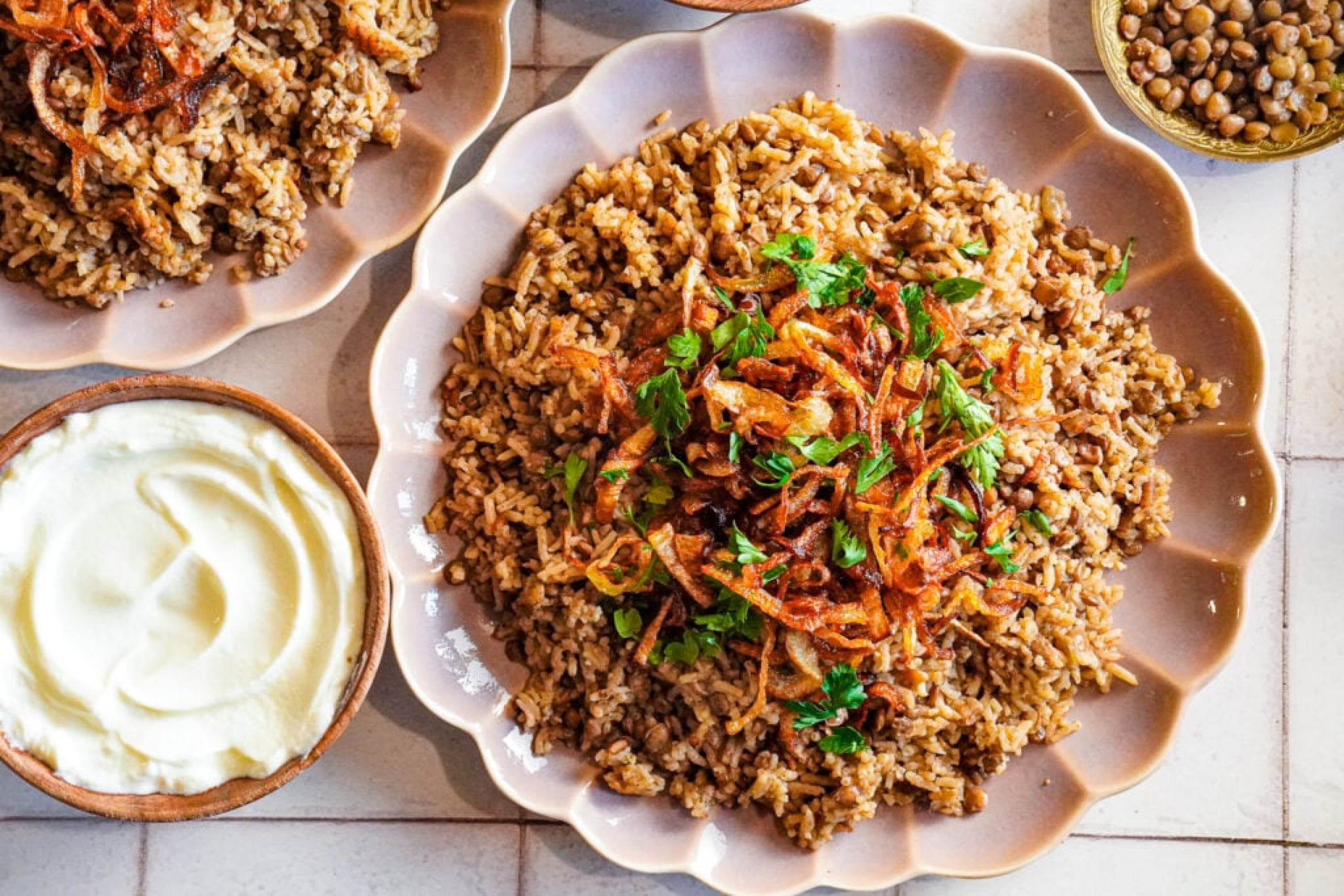 Mujadara – közel-keleti rizses-lencsés étel karamellizált hagymával tálalva