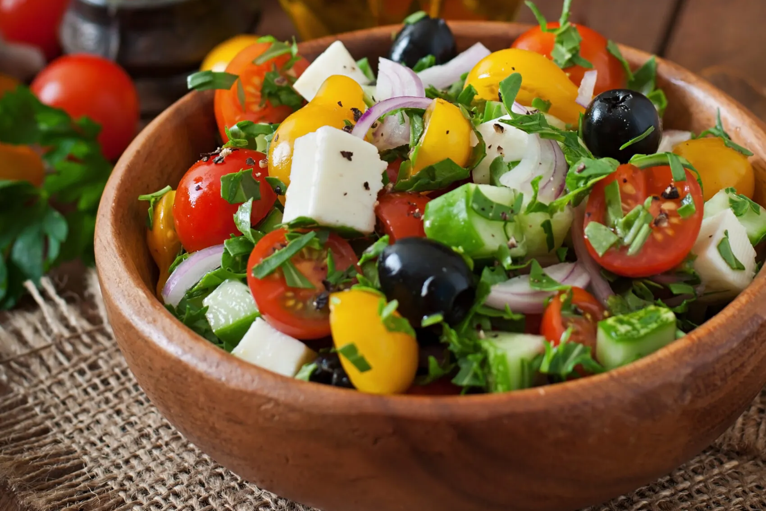 Mediterrán saláta feta sajttal, fekete olívabogyóval, paradicsommal és paprikával, friss petrezselyemmel tálalva
