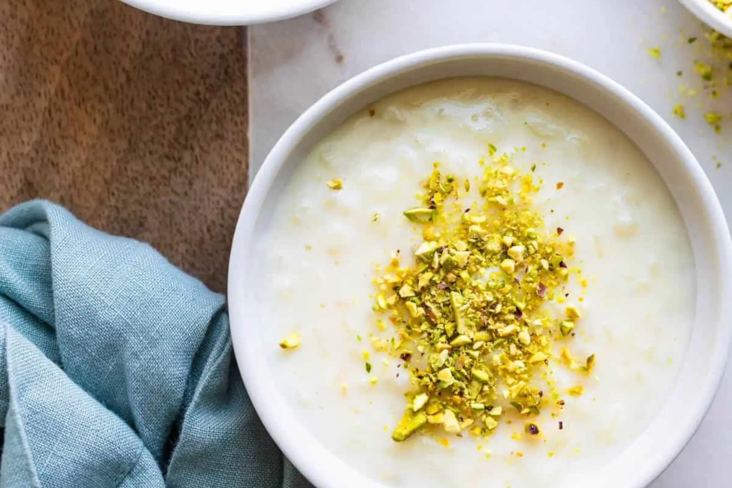 Szíriai Riz Bi Haleeb tejberizs rózsavízzel, pisztáciával és fahéjjal díszítve