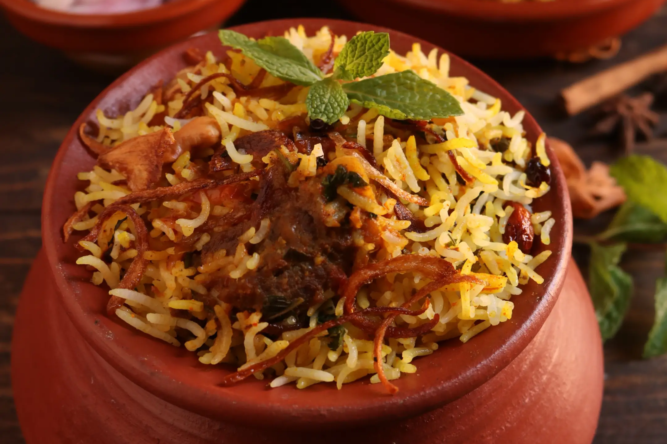 Szíriai Riz Bi Haleeb tejberizs rózsavízzel, pisztáciával és fahéjjal megszórva