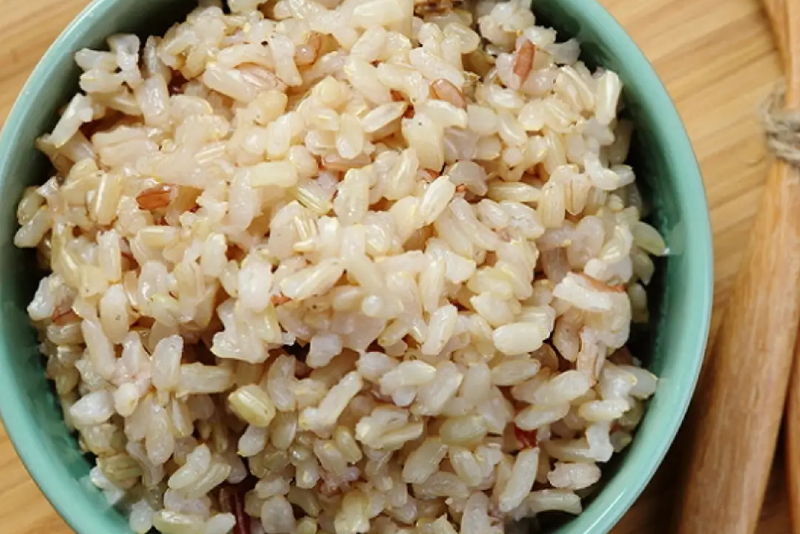 Közel-keleti Mandi rizses csirke étel pirított magvakkal és fűszeres basmati rizzsel tálalva