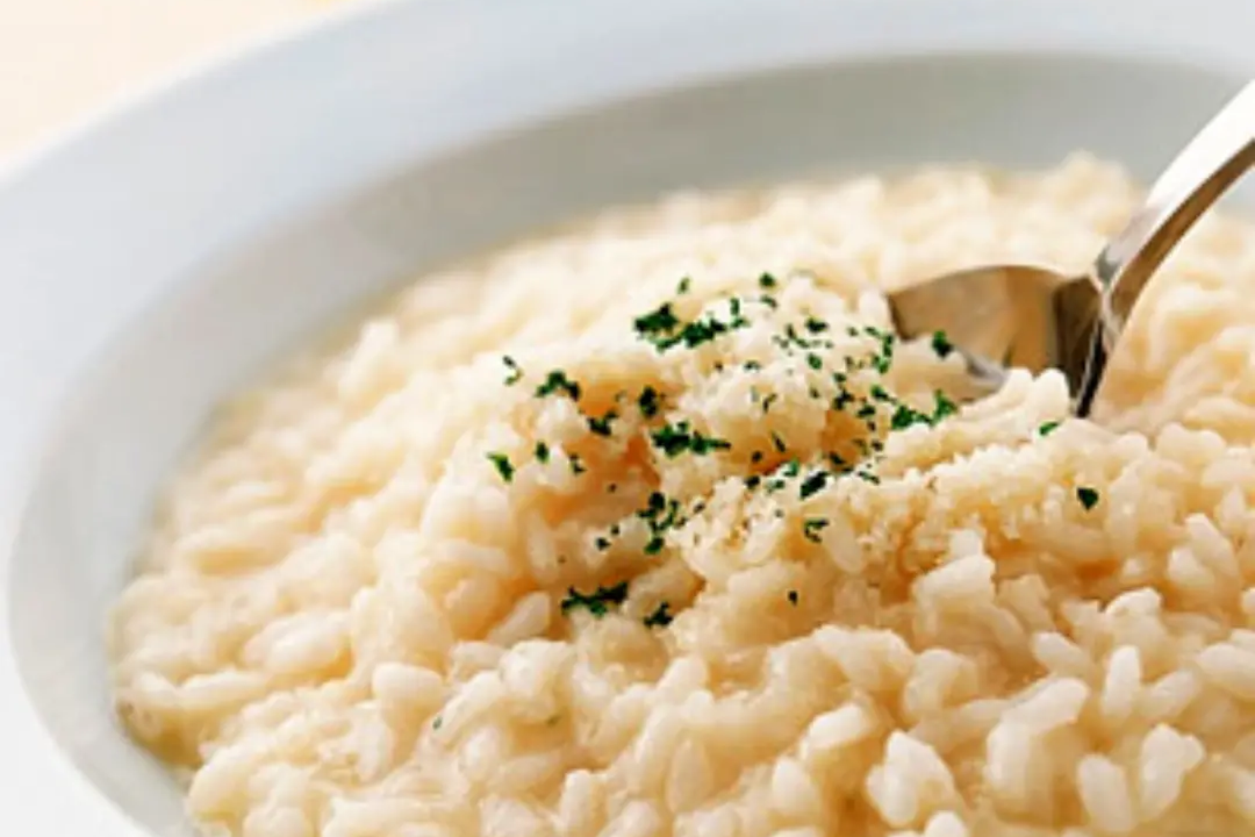 Magyar rizs pilaf zöldségekkel és petrezselyemmel, egyszerű és ízletes köret vagy főétel