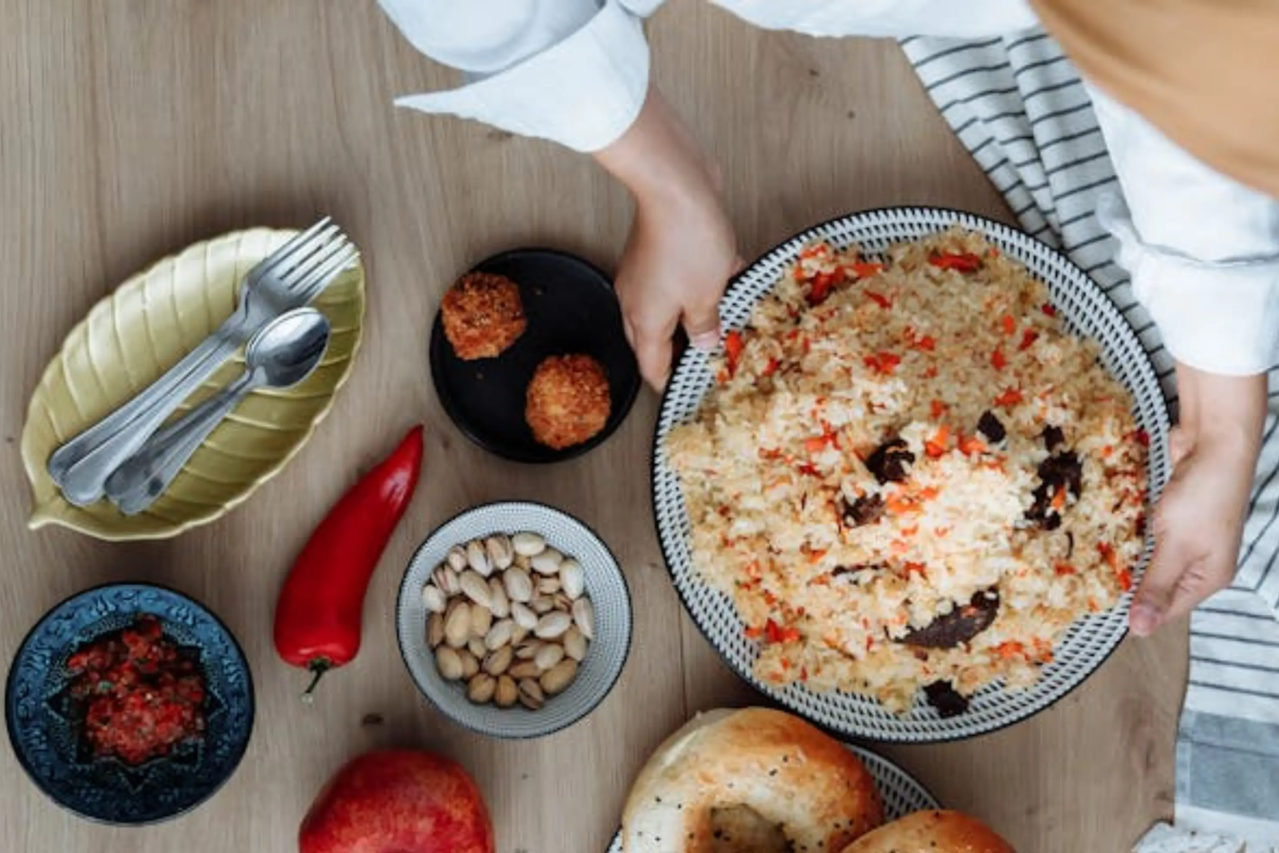 Különböző rizsfajták tálakban, a rizs kulturális és egészségügyi jelentőségét bemutatva